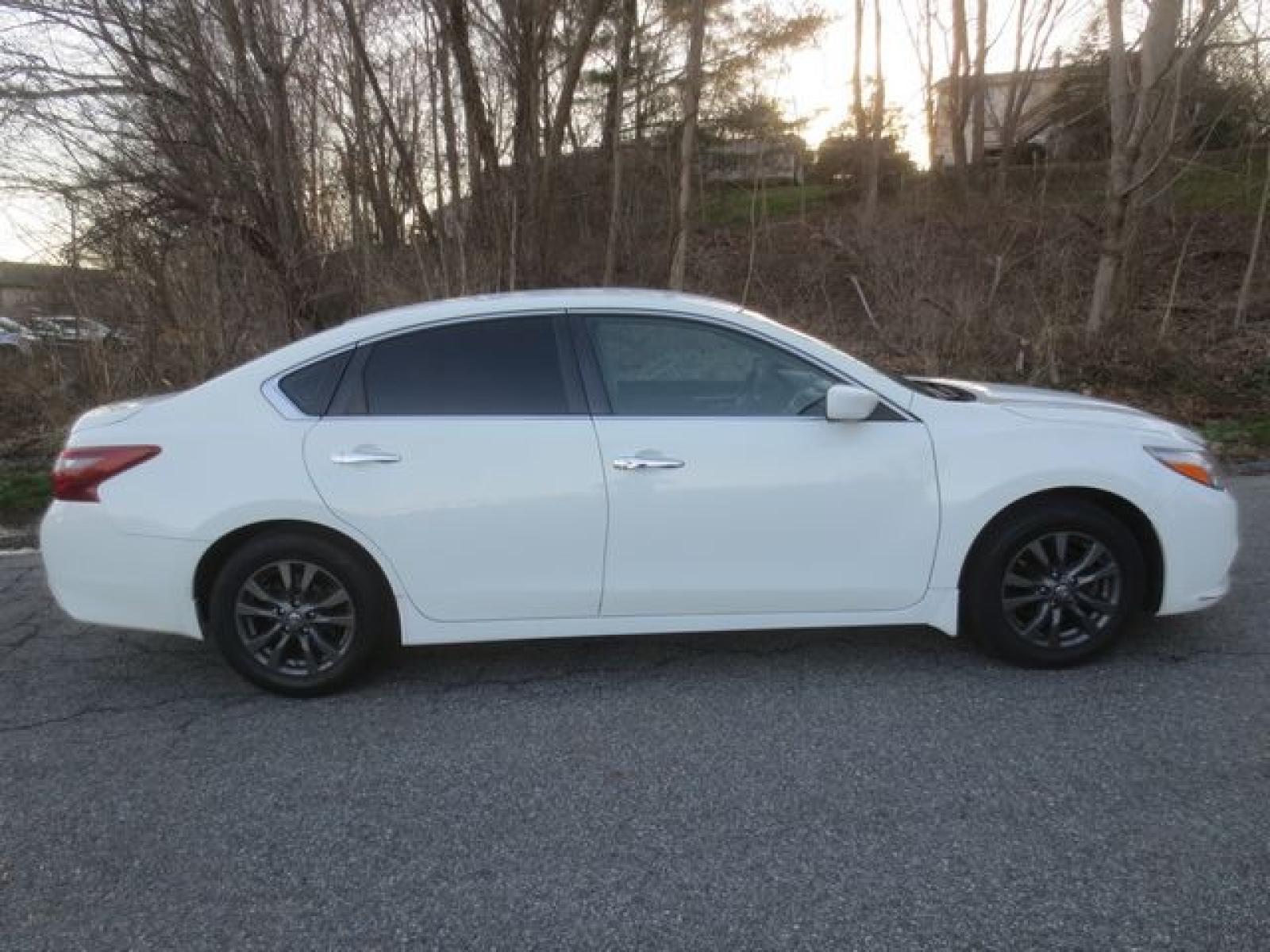 2018 White /Black Nissan Altima 2.5 (1N4AL3AP6JC) with an 2.5L L4 DOHC 16V engine, CVT transmission, located at 270 US Route 6, Mahopac, NY, 10541, (845) 621-0895, 41.349022, -73.755280 - Photo #10